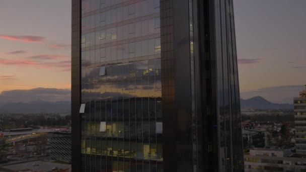 Fliegen um gläsernes Bürogebäude bei Sonnenuntergang — Stockvideo