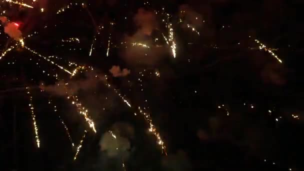 Voler à l'intérieur de grands feux d'artifice 
