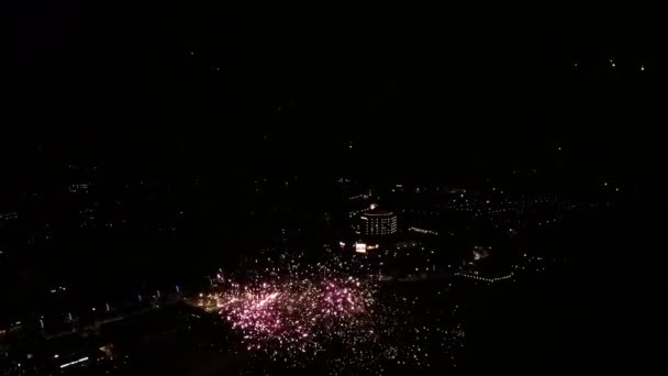 Goldenes Feuerwerk über der Stadt — Stockvideo