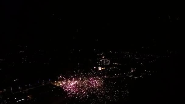 Fuegos artificiales dorados sobre la ciudad — Vídeos de Stock