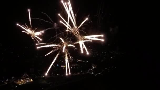 Volando dentro de grandes fuegos artificiales para el año nuevo — Vídeos de Stock
