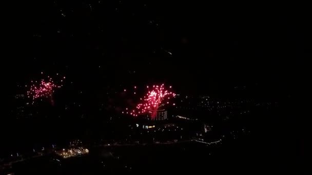 Voler à l'intérieur de grands feux d'artifice au-dessus de la ville 