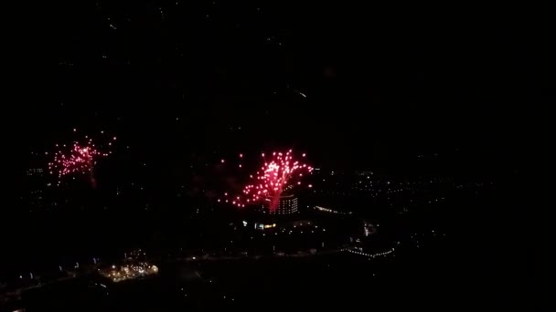 Volando dentro de grandes fuegos artificiales sobre la ciudad — Vídeos de Stock