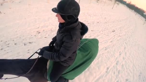 Leende kvinna ridning i vinter — Stockvideo