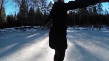 Kadın buz paten üzerinde iplik