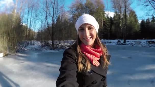 Woman ice skating outdoors selfie — Stock Video