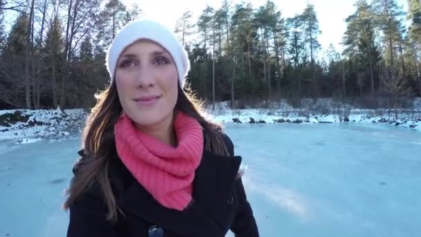 Patinaje sobre hielo mujer en lago congelado — Vídeo de stock