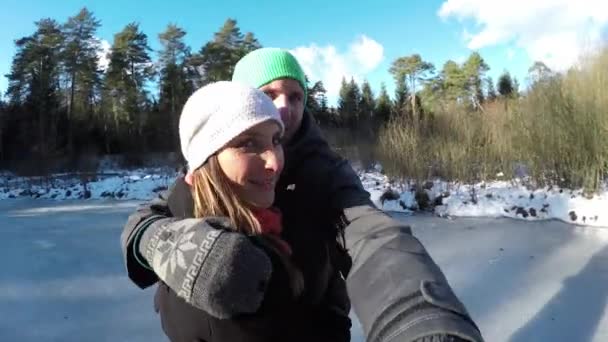 Pareja abrazando y girando en patines de hielo — Vídeos de Stock