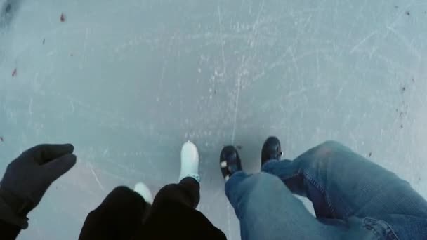 Pareja patinaje sobre hielo en el lago congelado — Vídeos de Stock