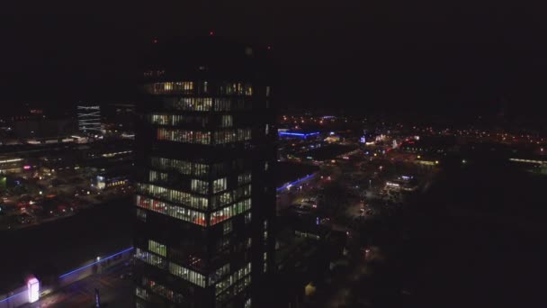 Volando alrededor del rascacielos por la noche — Vídeos de Stock