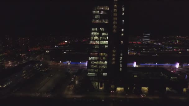 大きなオフィスの高層ビルで働くビジネスマン — ストック動画
