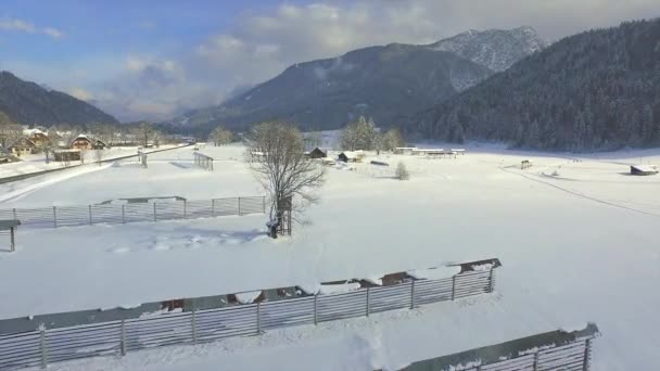 Volando sobre el soleado valle de la montaña — Vídeo de stock