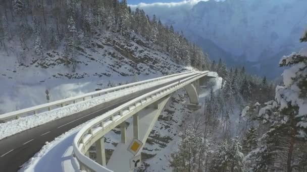 Betonnen brug op bergpas in de winter — Stockvideo