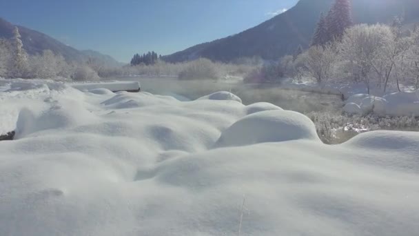 Mooie emerald lake in winter wonderland — Stockvideo