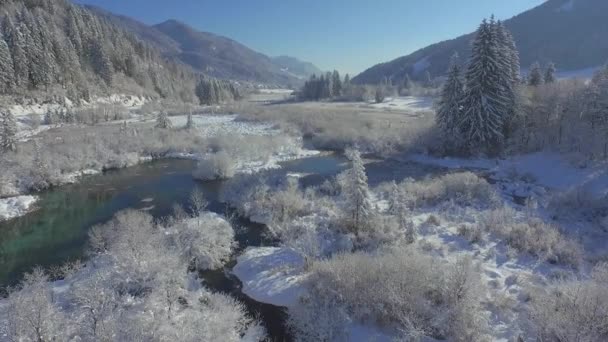 Zimní jezero v zasněženém horském údolí — Stock video