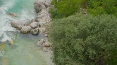 Güzel turkuaz nehir orman içinden çalışan