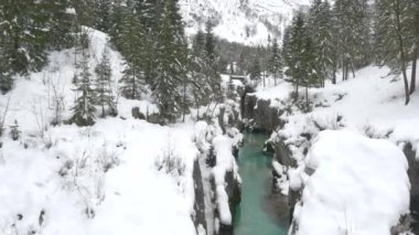 Zümrüt nehir karlı kanyonda çalıştıran