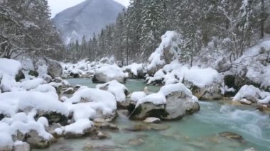 Karlı kış güzel turkuaz Nehri