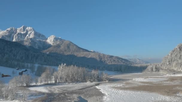 Hermoso valle de montaña en invierno — Vídeo de stock