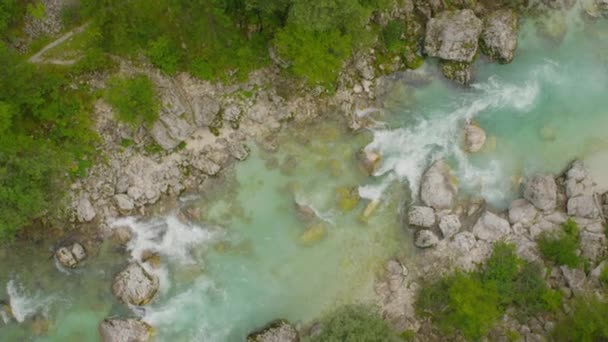 Voando acima do rio azul-turquesa nas montanhas — Vídeo de Stock