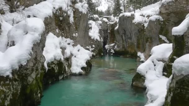 Пролітаючи через вузьку річкову ущелину взимку — стокове відео