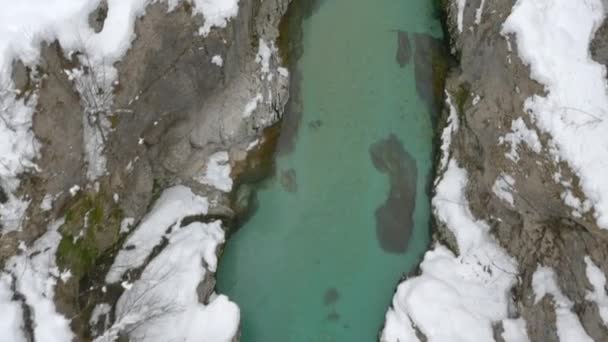 Flygande över smala floden gorge i vinter — Stockvideo