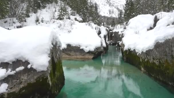 Bellissimo fiume turchese che attraversa il canyon — Video Stock