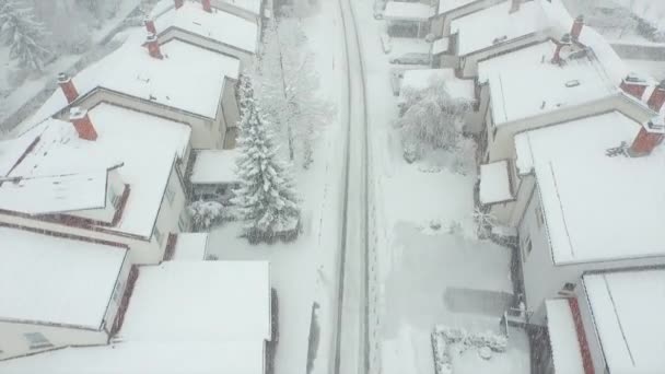 Voler au-dessus de la banlieue dans la neige épaisse — Video