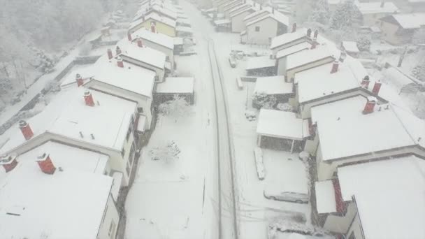 郊外住宅地における雪が重い — ストック動画