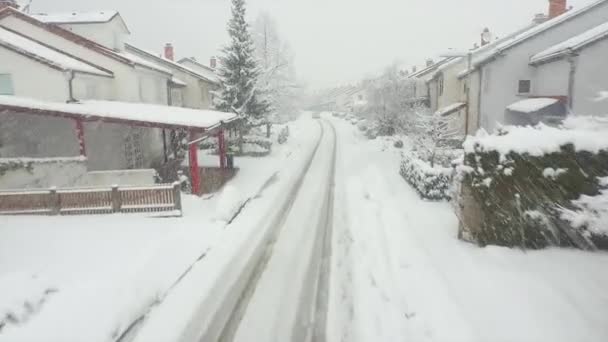 Periferia invernale in neve bufera di neve — Video Stock