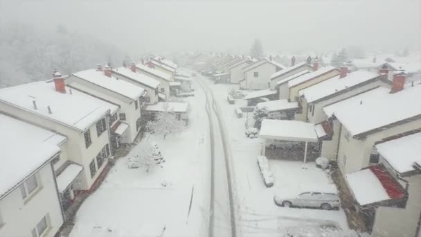 Ville de banlieue enneigée en hiver — Video