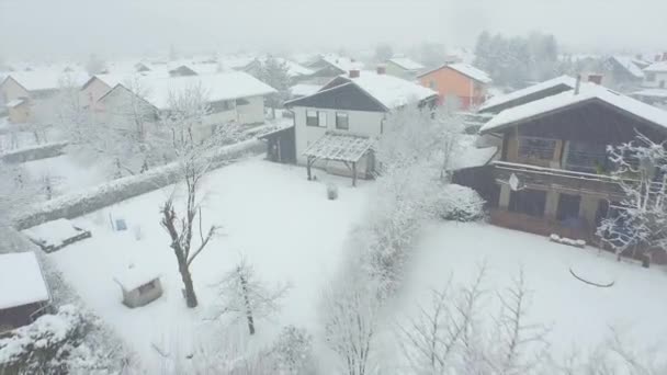 Снег на пригородных домах зимой — стоковое видео