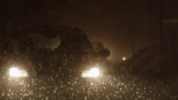 Bilar på upptagen huvudvägen fastnat i snön — Stockvideo