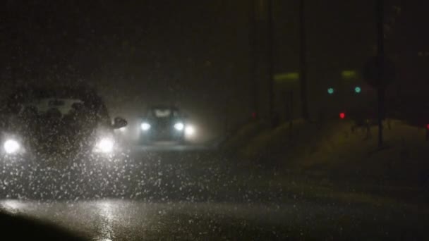 Autos fahren nachts im Schneesturm — Stockvideo