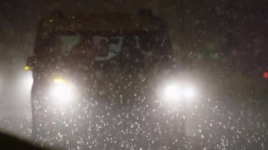 Blizzard gece meşgul karayolu