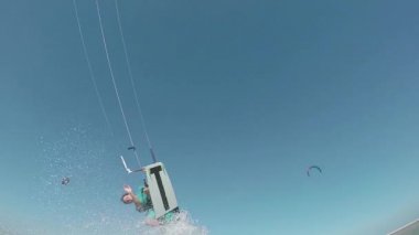 Atlama ve kamera üzerinde su sıçramasına Kiteboarder