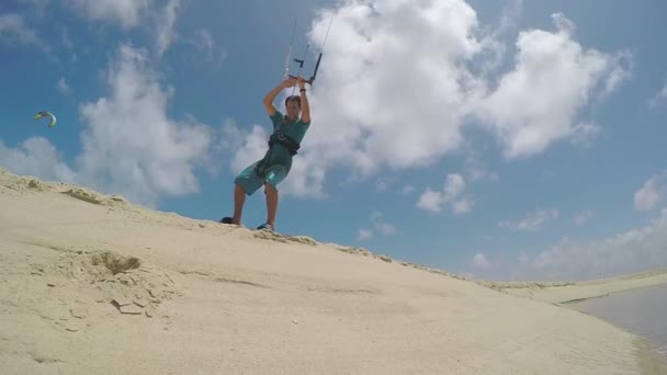 Kiteboarder provede beach start — Stock video