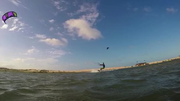 Kiteboarder saltando raley sobre o sol — Vídeo de Stock
