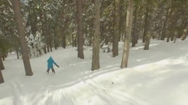 Kadın Snowboard ormanda sürme