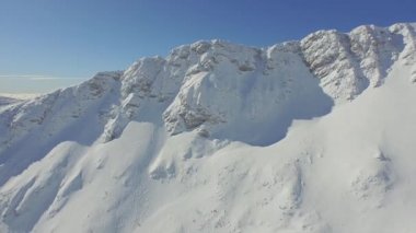 Dağın üzerinde uçan