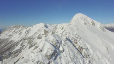 Kışın dağ sırtı yukarıda uçan