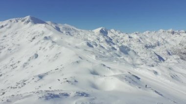 Karlı dağlarda kayak pisti