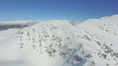 Büyük karlı dağlar üzerinde uçan
