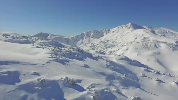 Montañas nevadas en invierno — Vídeos de Stock