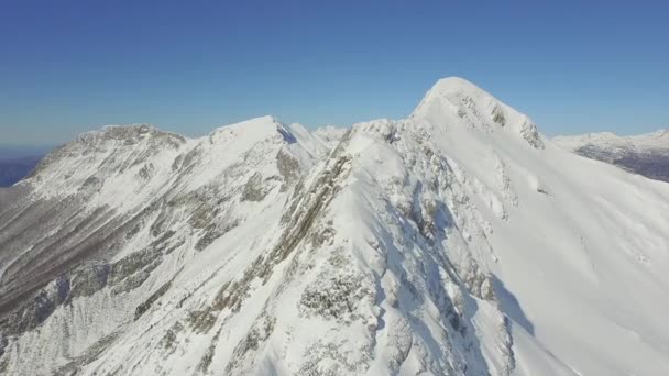 Літаючи над засніженими горами взимку — стокове відео