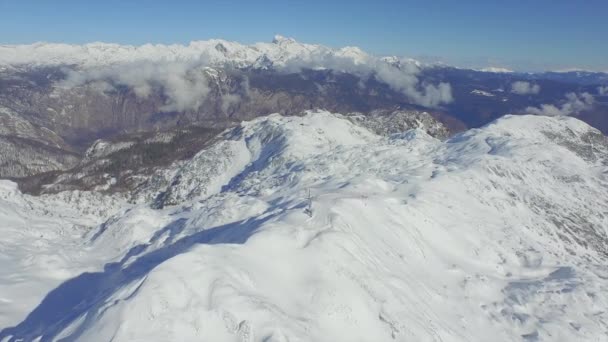 Skipisten in großen schneebedeckten Bergen — Stockvideo