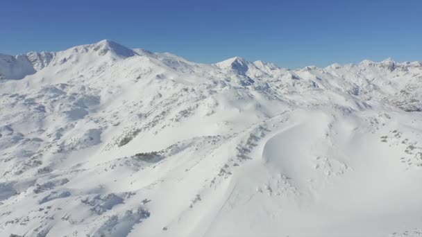 Station de ski au milieu d'une grande chaîne de montagnes — Video