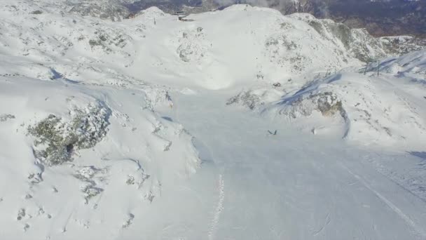 Snowboarder montando por la pista de esquí — Vídeos de Stock