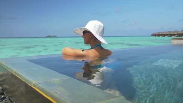 Femme se baignant dans la piscine privée de l'océan — Video