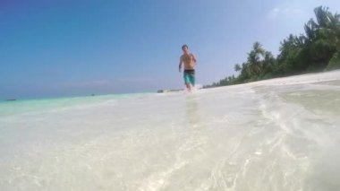 Adam egzotik sahilde koşu